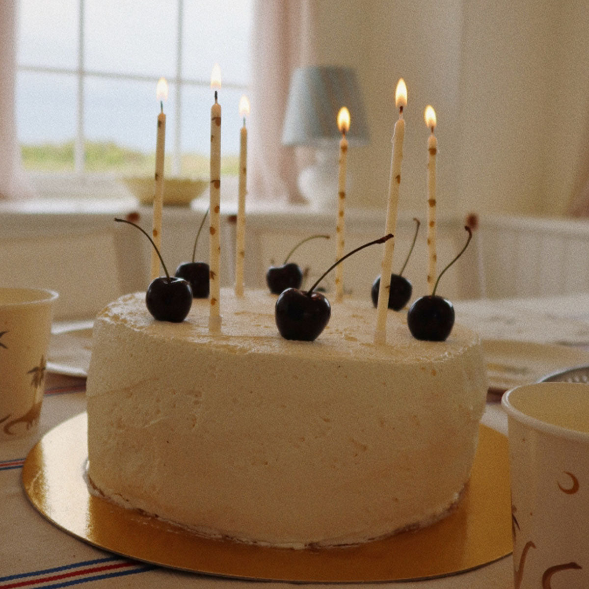 Hieperdepiep! Wie viert er zijn of haar verjaardag? Het feest is niet compleet zonder de Konges Slojd verjaardagskaarsen lemon. Deze kaarsen zijn niet zomaar taartenkaarsjes, want de Konges Slojd kaarsjes hebben een schattige kleur én citroenenprint. VanZus