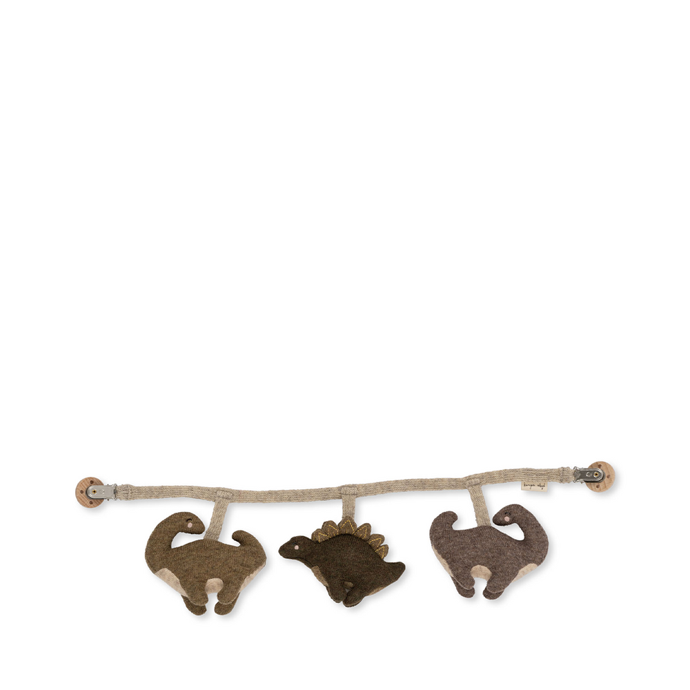 Deze leuke wagenspanner dino laurel oak van Konges Slojd is ideaal om je baby geëntertaind te houden wanneer hij of zij in de kinderwagen ligt. Deze wagenspanner maak je door middel van de houten clips makkelijk vast aan elke kinderwagen. VanZus