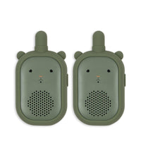 Hoe cool zijn deze bear walkie talkies van Konges Slojd?! Met deze schattige walkie talkies in de variant olivine van het merk Konges Slojd wordt het spelen van verstoppertje, detective of een ander spelletje nog veel leuker! VanZus