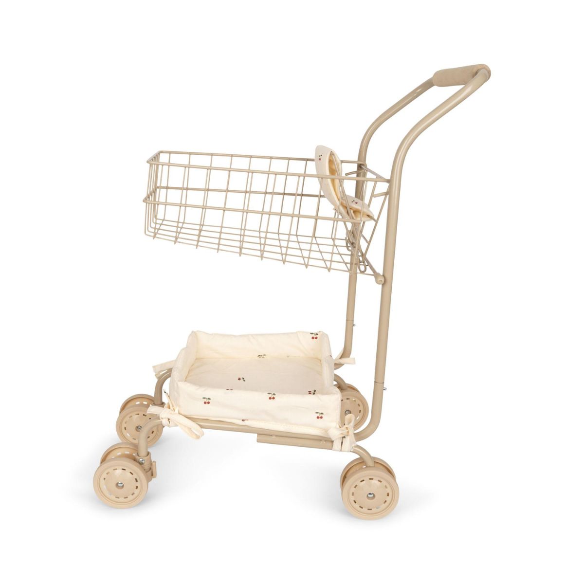 Tijd om boodschappen te doen? Je kindje kan zich helemaal uitleven met deze leuke kids cherry winkelwagen van Konges Slojd. VanZus