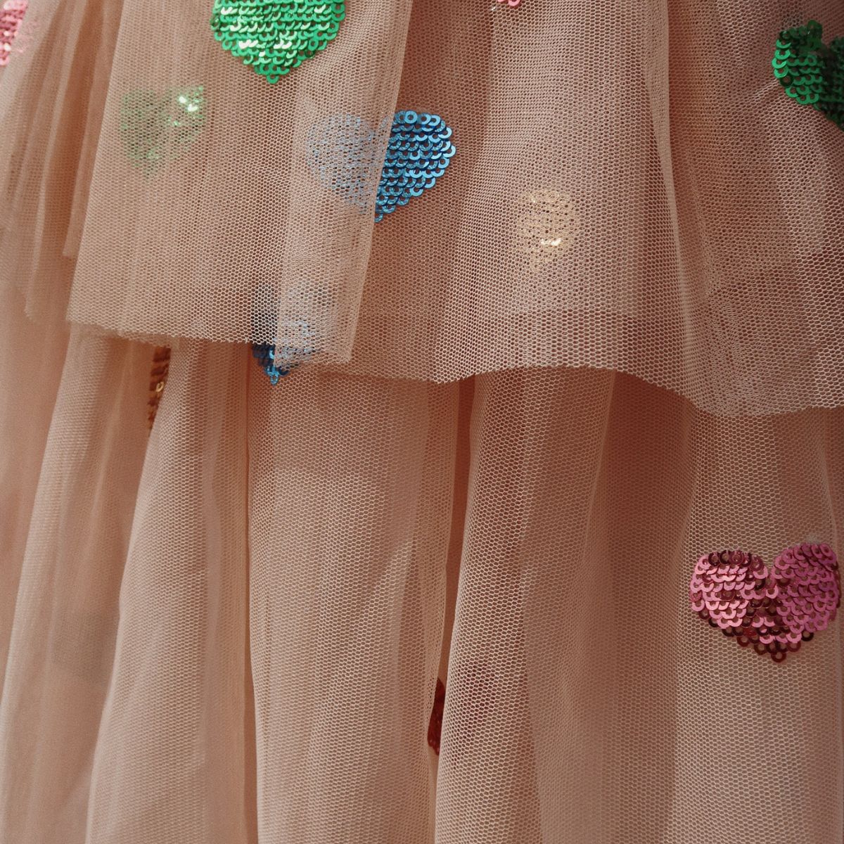 Op zoek naar een feestelijke jurk? Zoek dan niet verder want de Konges Slojd yvonne frill jurk in de variant coeur sequins is feestelijk en schattig tegelijk! Een stijlvolle keuze voor jouw kleine meid. VanZus