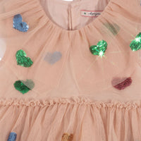 Op zoek naar een feestelijke jurk? Zoek dan niet verder want de Konges Slojd yvonne frill jurk in de variant coeur sequins is feestelijk en schattig tegelijk! Een stijlvolle keuze voor jouw kleine meid. VanZus