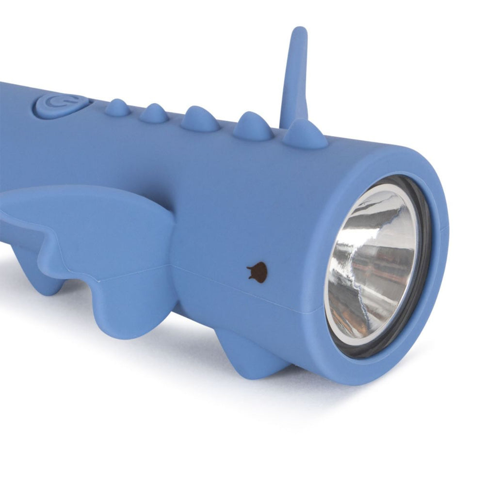 De Konges Slojd zaklamp dragon blue is perfect voor avontuurlijke kleintjes. Deze blauwe oplaadbare zaklamp in de vorm van een draakje geeft veilig licht en is ideaal voor in het donker. VanZus