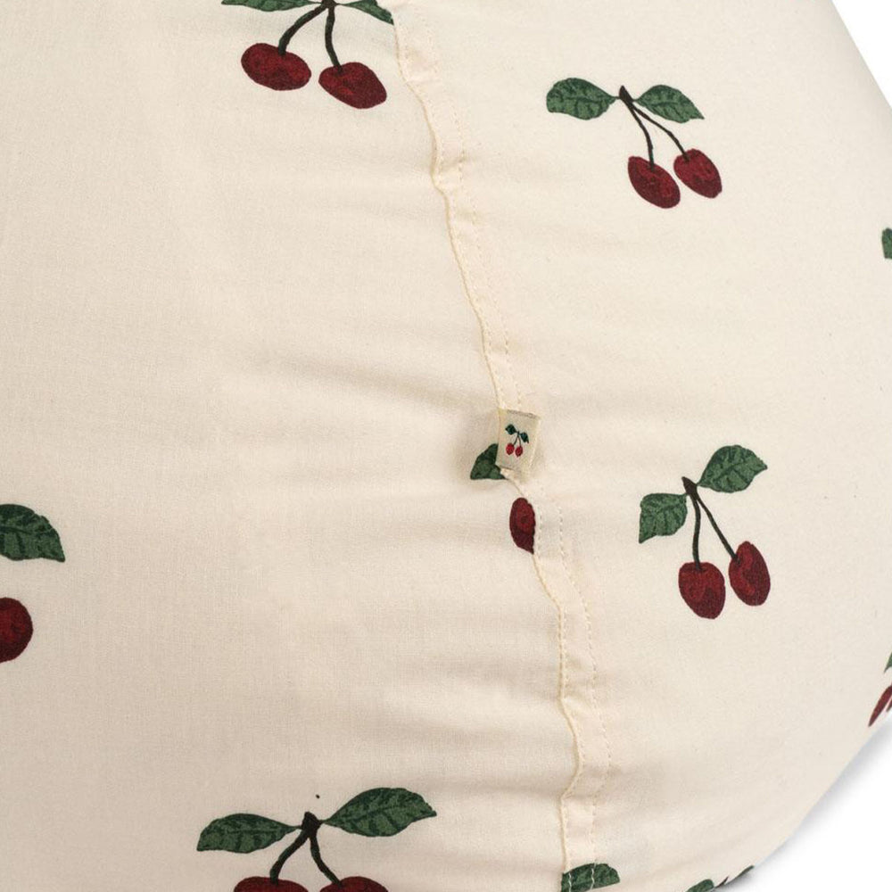 Deze leuke zitzak van Konges Slojd in de print ma grande cerise maakt elke kamer compleet! Daarnaast is deze zitzak heel comfortabel, dus je kindje kan er heerlijk in wegzakken. Creëer een mooi hoekje in de kinderkamer, speelkamer of woonkamer om te lezen, een filmpje te kijken of even onderuit te hangen. VanZus