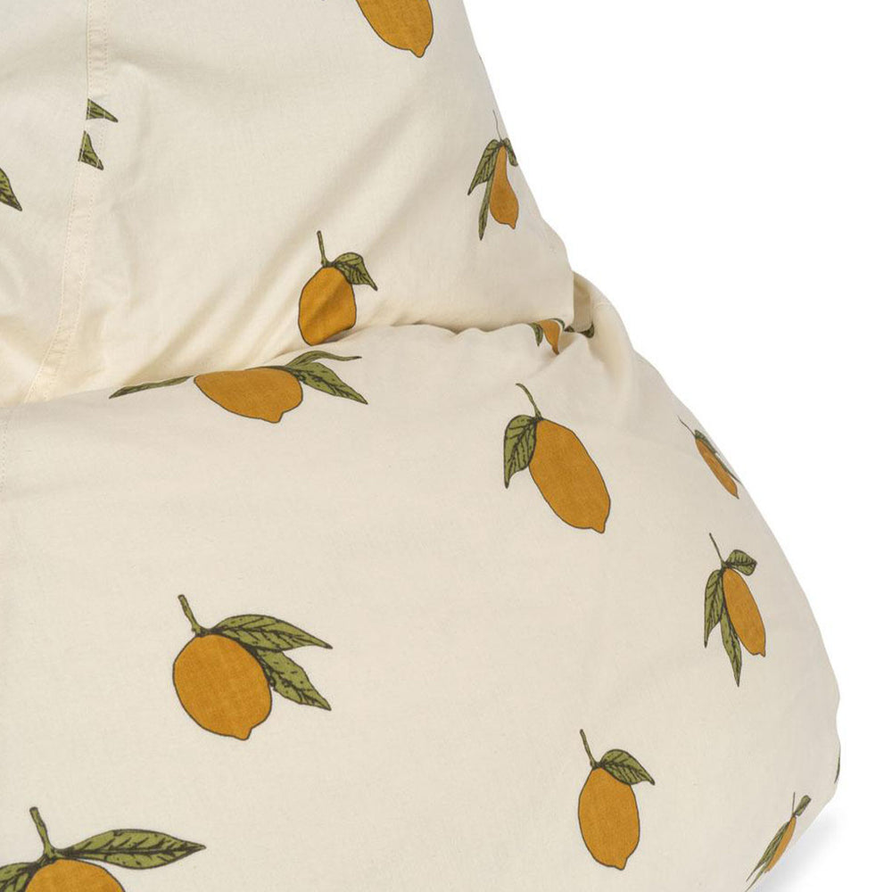 Deze leuke zitzak van Konges Slojd in de print mon grand citron maakt elke kamer compleet! Daarnaast is deze zitzak heel comfortabel, dus je kindje kan er heerlijk in wegzakken. Creëer een mooi hoekje in de kinderkamer, speelkamer of woonkamer om te lezen, een filmpje te kijken of even onderuit te hangen. VanZus