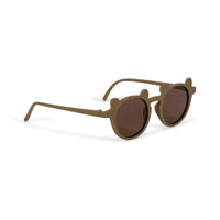 De Konges Slojd zonnebril baby bear tigers eye is de perfecte accessoire voor zonnige dagen. Deze stijlvolle zonnebril biedt 100% UV-bescherming met gepolariseerde lenzen, waardoor de ogen van je kind veilig zijn tegen schadelijke stralen. VanZus