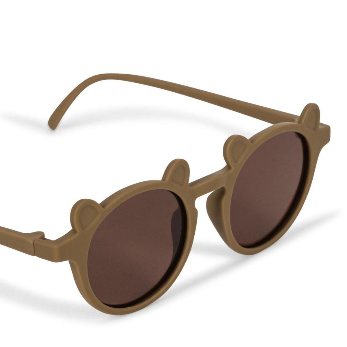 De Konges Slojd zonnebril baby bear tigers eye is de perfecte accessoire voor zonnige dagen. Deze stijlvolle zonnebril biedt 100% UV-bescherming met gepolariseerde lenzen, waardoor de ogen van je kind veilig zijn tegen schadelijke stralen. VanZus