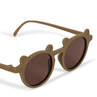 De Konges Slojd zonnebril baby bear tigers eye is de perfecte accessoire voor zonnige dagen. Deze stijlvolle zonnebril biedt 100% UV-bescherming met gepolariseerde lenzen, waardoor de ogen van je kind veilig zijn tegen schadelijke stralen. VanZus