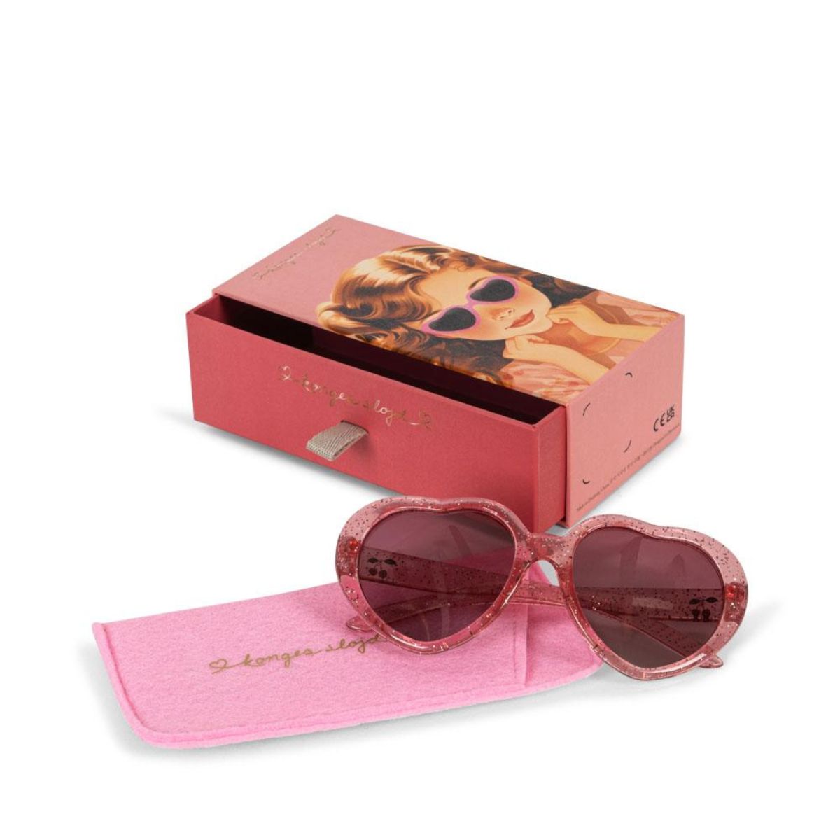 De Konges Slojd zonnebril junior in de kleur heart cherry glitter is de perfecte accessoire voor zonnige dagen. Deze stijlvolle zonnebril biedt 100% UV-bescherming met gepolariseerde lenzen, waardoor de ogen van je kind veilig zijn tegen schadelijke stralen. VanZus