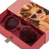 De Konges Slojd zonnebril junior in de kleur heart cherry glitter is de perfecte accessoire voor zonnige dagen. Deze stijlvolle zonnebril biedt 100% UV-bescherming met gepolariseerde lenzen, waardoor de ogen van je kind veilig zijn tegen schadelijke stralen. VanZus