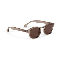 De Konges Slojd zonnebril junior in de kleur transparent brown is de perfecte accessoire voor zonnige dagen. Deze stijlvolle zonnebril biedt 100% UV-bescherming met gepolariseerde lenzen, waardoor de ogen van je kind veilig zijn tegen schadelijke stralen. VanZus