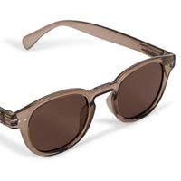 De Konges Slojd zonnebril junior in de kleur transparent brown is de perfecte accessoire voor zonnige dagen. Deze stijlvolle zonnebril biedt 100% UV-bescherming met gepolariseerde lenzen, waardoor de ogen van je kind veilig zijn tegen schadelijke stralen. VanZus