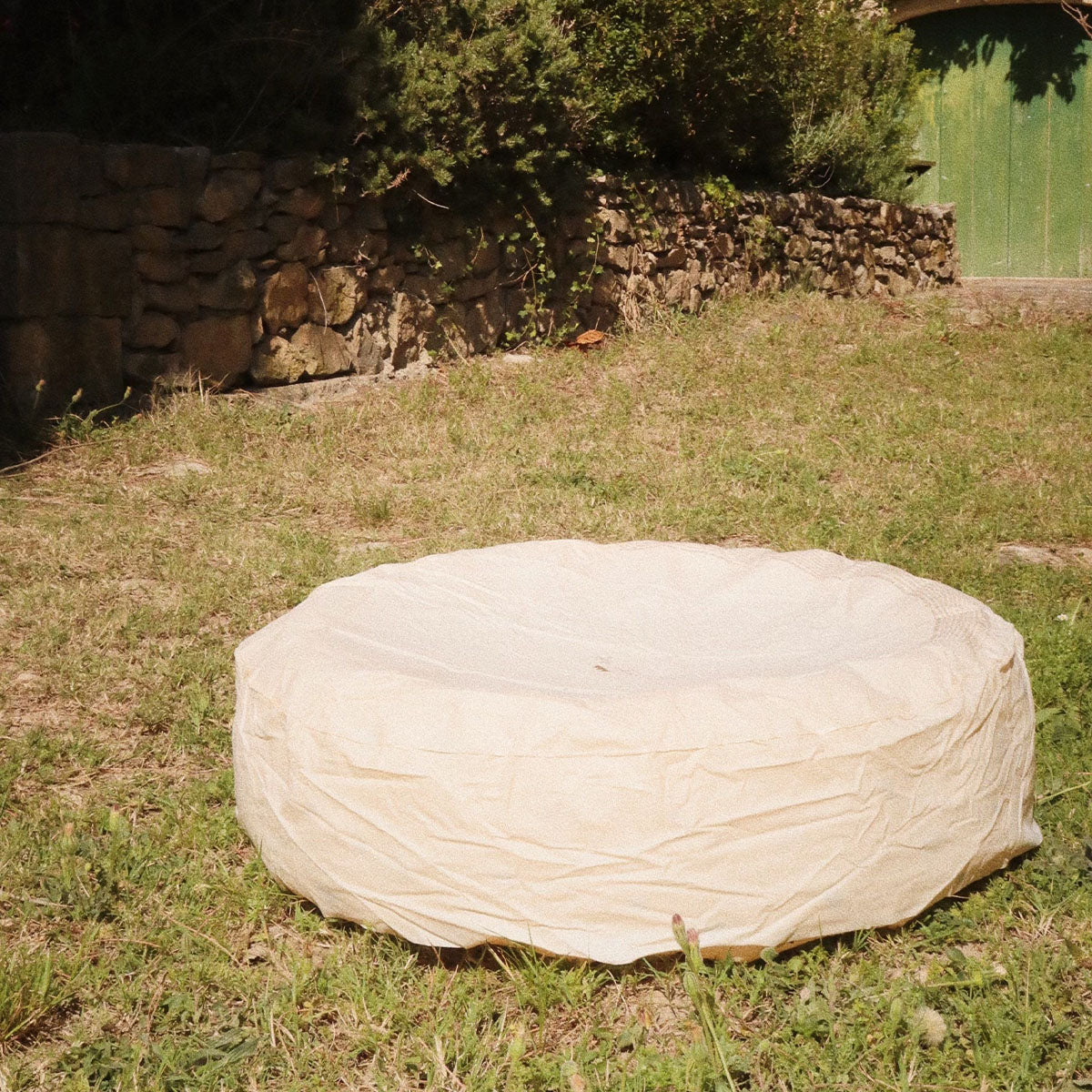 Deze zwembadhoes klein beige van Konges Slojd is superhandig als je een zwembad hebt opgezet in de tuin, want met deze zwembadhoes kun je het zwembad gemakkelijk afdekken. Zo komen er geen viezigheden in het water en kan je kindje de volgende dag meteen weer genieten van heerlijk verkoelend water. VanZus