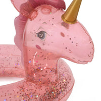 De zwemband horn stars pink van het Deense merk Konges Slojd is perfect voor kleine avonturiers die de waterwereld willen verkennen. Deze drijfring is niet alleen stijlvol, maar ook veilig en stevig, waardoor je kindje met vertrouwen kan zwemmen. VanZus