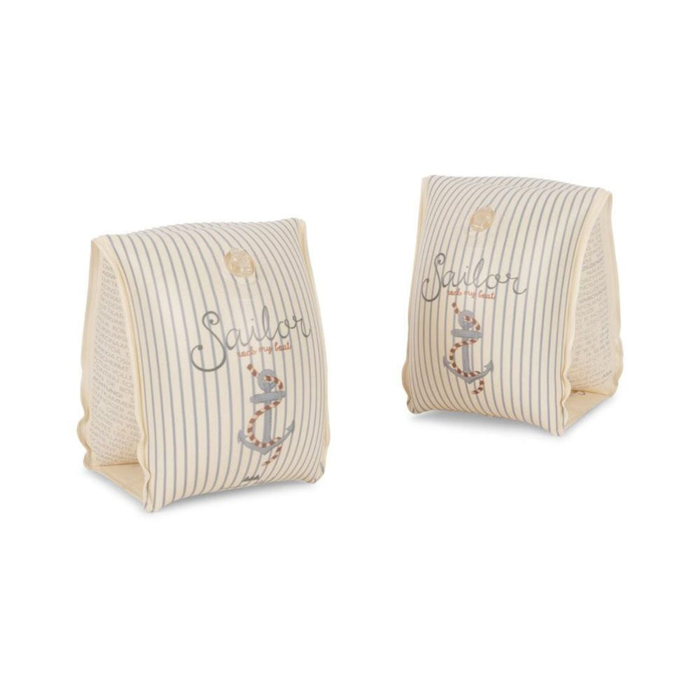 De Konges Slojd zwembandjes basic in de variant rock my boat zijn perfect voor de kleine waterrat! Deze zandkleurige zwembandjes met een illustratie van een cool anker bieden zowel veiligheid als comfort, waardoor je kind met plezier kan leren zwemmen. VanZus