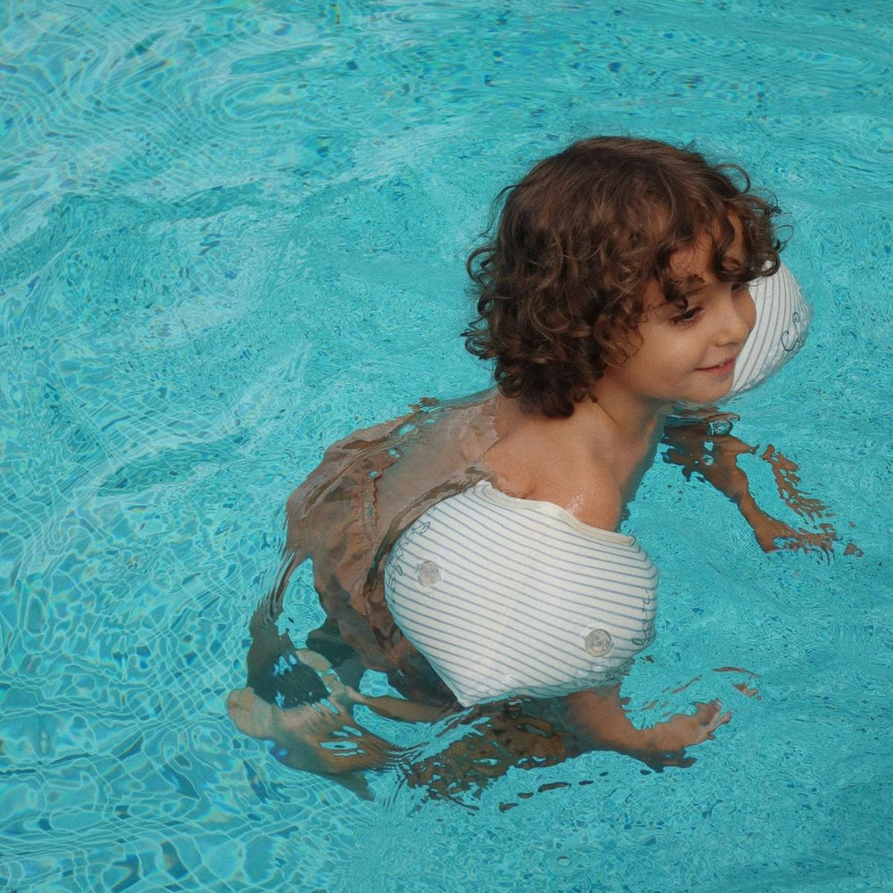 De Konges Slojd zwembandjes basic in de variant rock my boat zijn perfect voor de kleine waterrat! Deze zandkleurige zwembandjes met een illustratie van een cool anker bieden zowel veiligheid als comfort, waardoor je kind met plezier kan leren zwemmen. VanZus