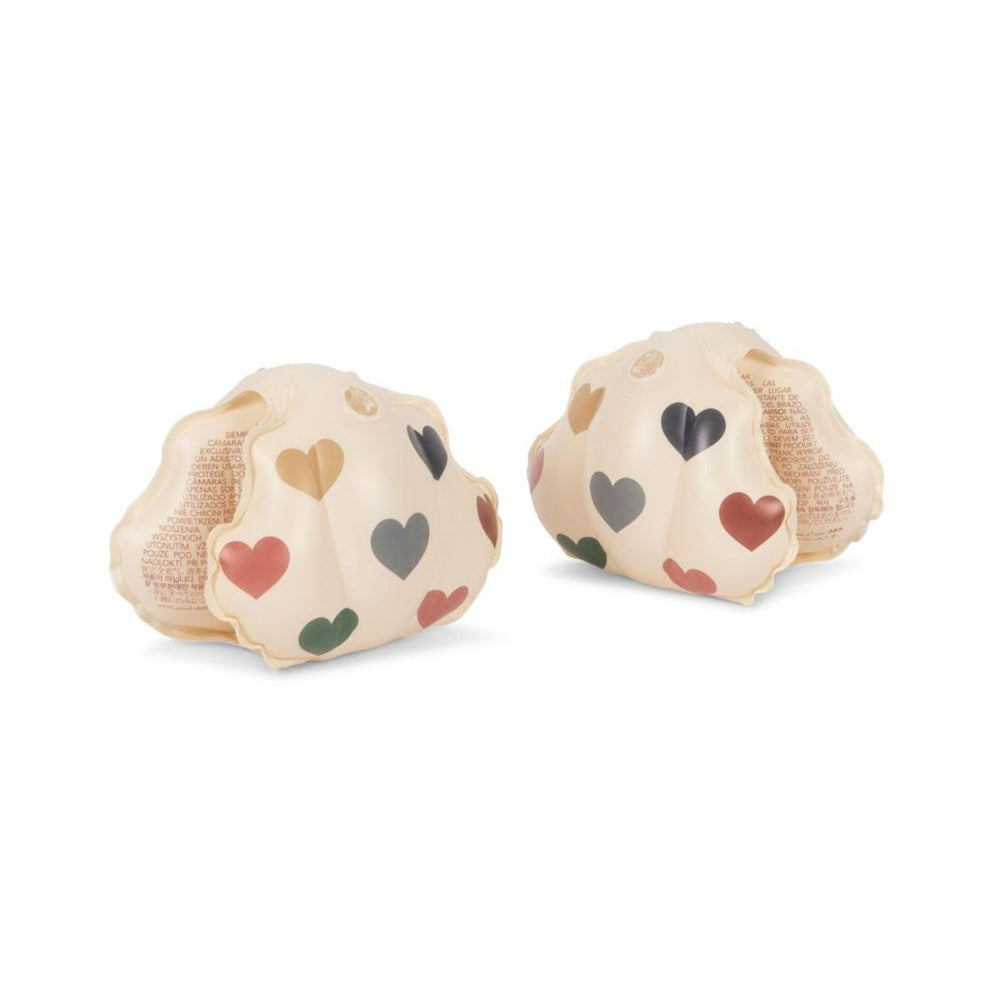 De Konges Slojd zwembandjes shell in de variant bon coeur coloré zijn perfect voor de kleine waterrat! Deze beige zwembandjes met een vrolijke print van hartjes bieden zowel veiligheid als comfort, waardoor je kind met plezier kan leren zwemmen. VanZus