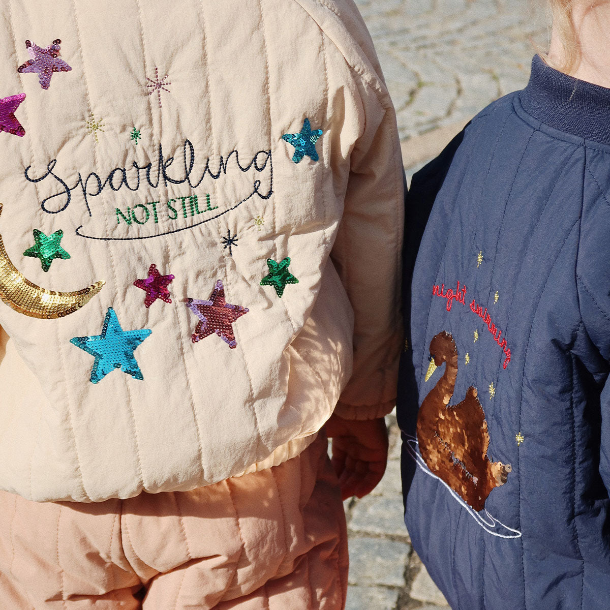 Je kindje steelt de show met dit stoere Konges Slojd juno bomber jas met pailletten in de variant frappé. Dit leuke lichtgele bomberjack heeft schattige sterren en een maantje op de achterkant neemt je mee terug naar je eigen kindertijd. VanZus