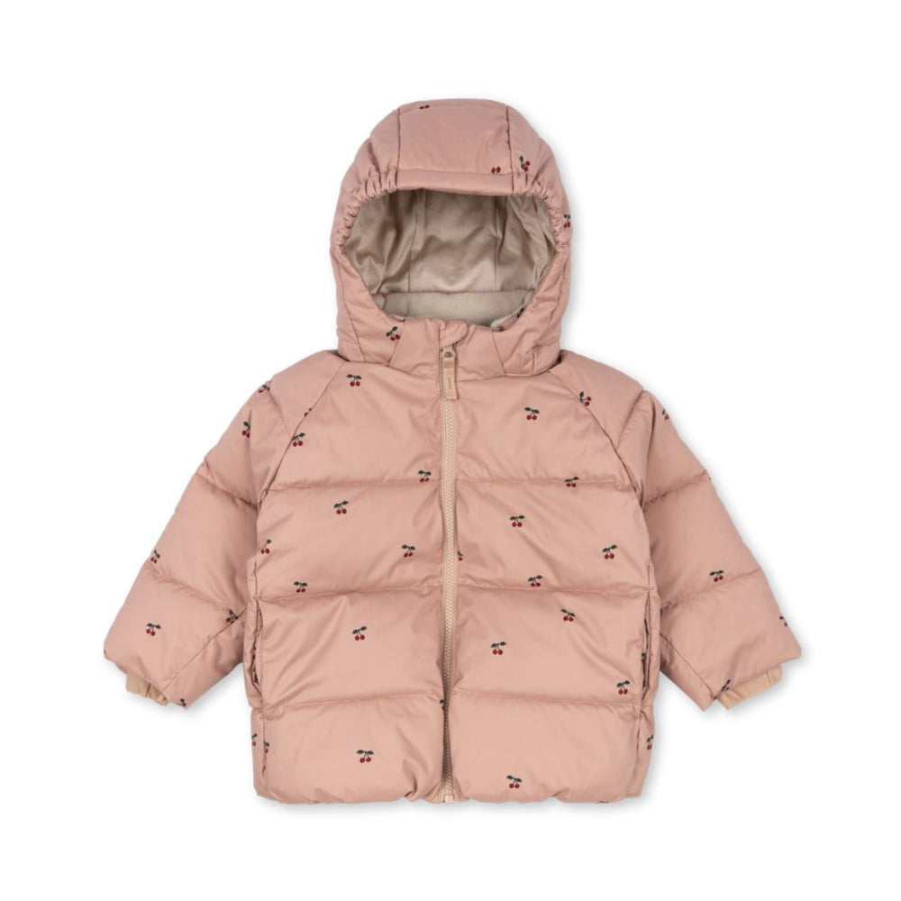 Je kindje is helemaal klaar voor de koude dagen met deze te schattige nuka jas cherry blush van het leuke merk Konges Slojd. Deze jas houdt je kleintje niet alleen lekker warm, het ziet er ook super stylish uit! VanZus