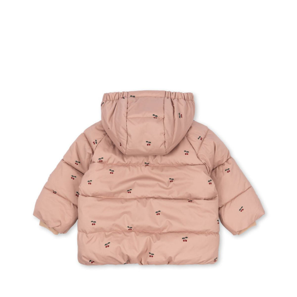 Je kindje is helemaal klaar voor de koude dagen met deze te schattige nuka jas cherry blush van het leuke merk Konges Slojd. Deze jas houdt je kleintje niet alleen lekker warm, het ziet er ook super stylish uit! VanZus