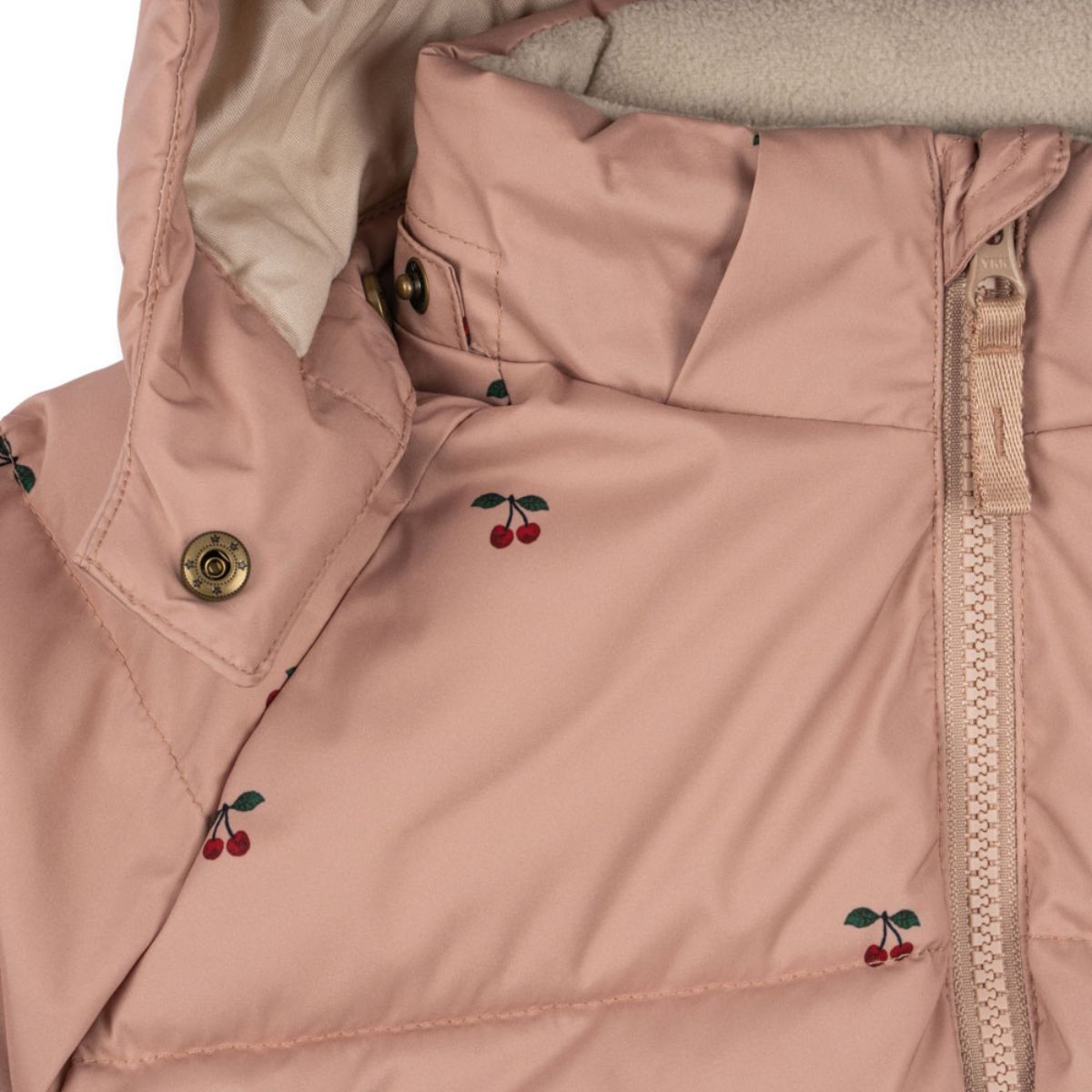 Je kindje is helemaal klaar voor de koude dagen met deze te schattige nuka jas cherry blush van het leuke merk Konges Slojd. Deze jas houdt je kleintje niet alleen lekker warm, het ziet er ook super stylish uit! VanZus