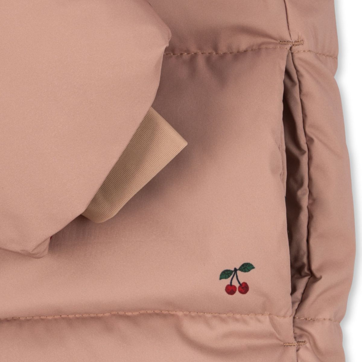 Je kindje is helemaal klaar voor de koude dagen met deze te schattige nuka jas cherry blush van het leuke merk Konges Slojd. Deze jas houdt je kleintje niet alleen lekker warm, het ziet er ook super stylish uit! VanZus