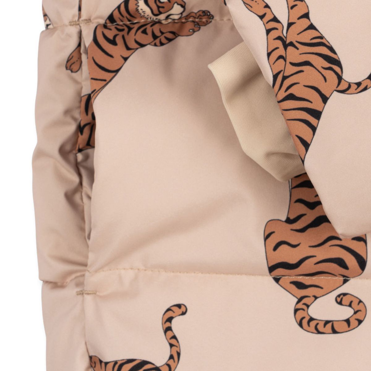 Je kindje is helemaal klaar voor de koude dagen met deze te schattige nuka jas tiger van het leuke merk Konges Slojd. Deze jas houdt je kleintje niet alleen lekker warm, het ziet er ook super stylish uit! VanZus