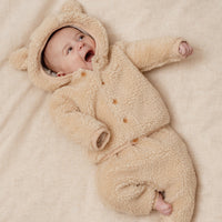 Dit schattige teddy jasje baby bunny sand van Little Dutch is een echte must have tijdens de koude winterdagen! Met deze fijne jas blijft jouw lieveling namelijk heerlijk warm en ziet hij of zij er ook superschattig uit! VanZus