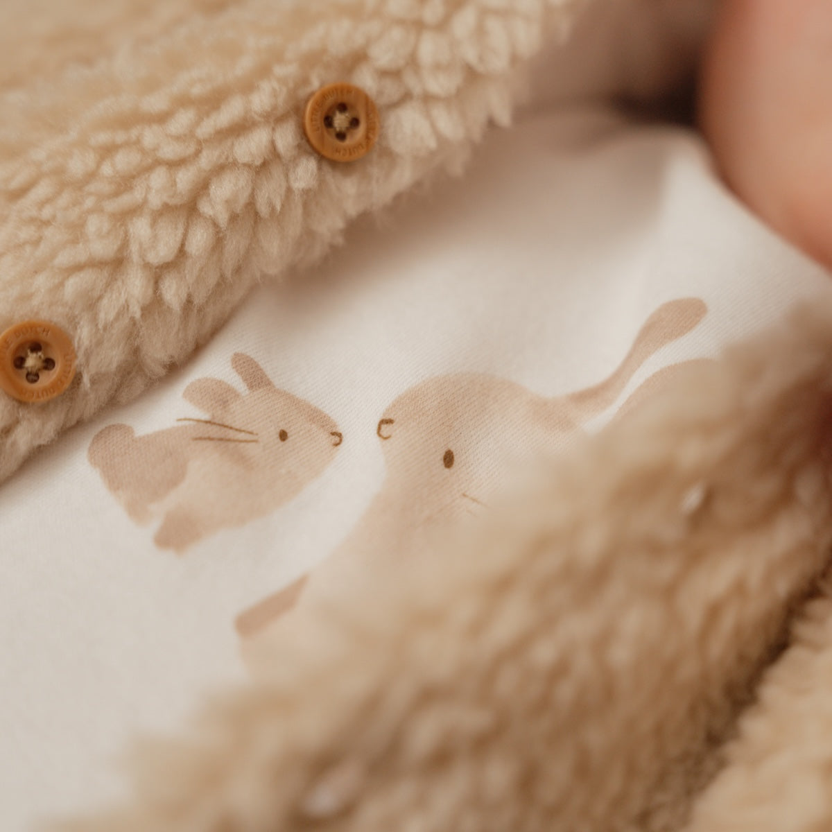 Dit schattige teddy jasje baby bunny sand van Little Dutch is een echte must have tijdens de koude winterdagen! Met deze fijne jas blijft jouw lieveling namelijk heerlijk warm en ziet hij of zij er ook superschattig uit! VanZus