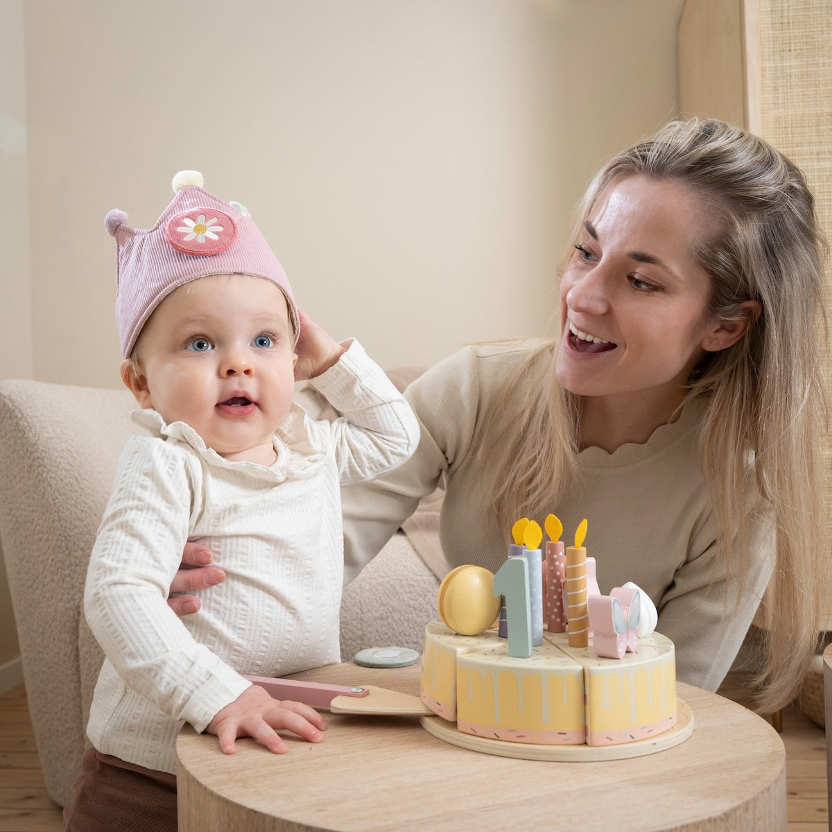 Vier je verjaardag in stijl met de verjaardagskroon van stof van Little Dutch. De kroon is voorzien van cijfers 1 tot en met 5 en heeft een mooie roze kleur. Eenvoudig in maat verstelbaar. Ook in blauw te koop. VanZus