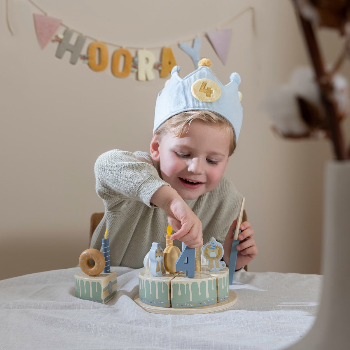 Vier je verjaardag in stijl met de verjaardagskroon van stof van Little Dutch. De kroon is voorzien van cijfers 1 tot en met 5 en heeft een mooie blauwe kleur. Eenvoudig in maat verstelbaar. Ook in roze te koop. VanZus