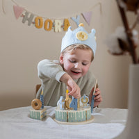 Vier je verjaardag in stijl met de verjaardagskroon van stof van Little Dutch. De kroon is voorzien van cijfers 1 tot en met 5 en heeft een mooie blauwe kleur. Eenvoudig in maat verstelbaar. Ook in roze te koop. VanZus