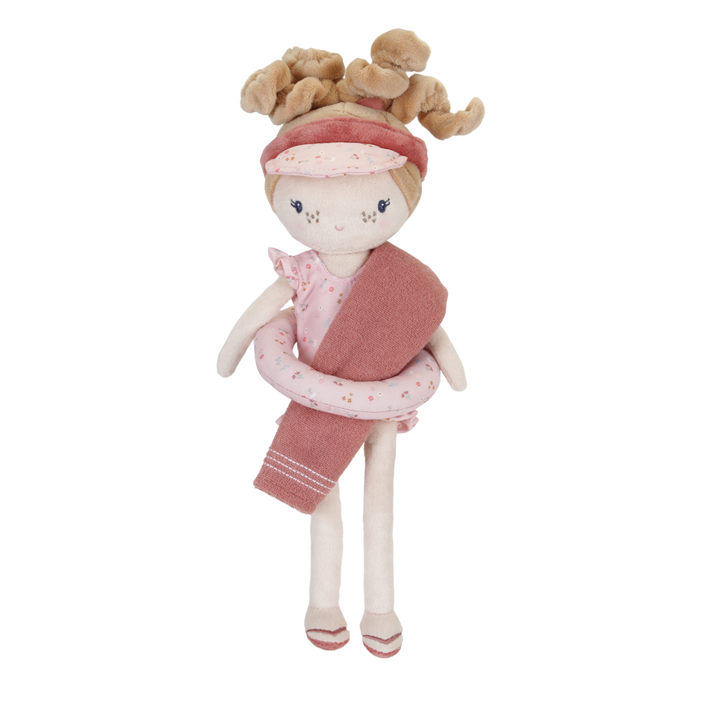 Knuffelpop Mila is jouw beste vriendinnetje deze zomer! De pop van Little Dutch heeft een schattig badpak  en slippers. Haar zomerse outfit is helemaal compleet met bijpassende zonneklep en zwemband. VanZus