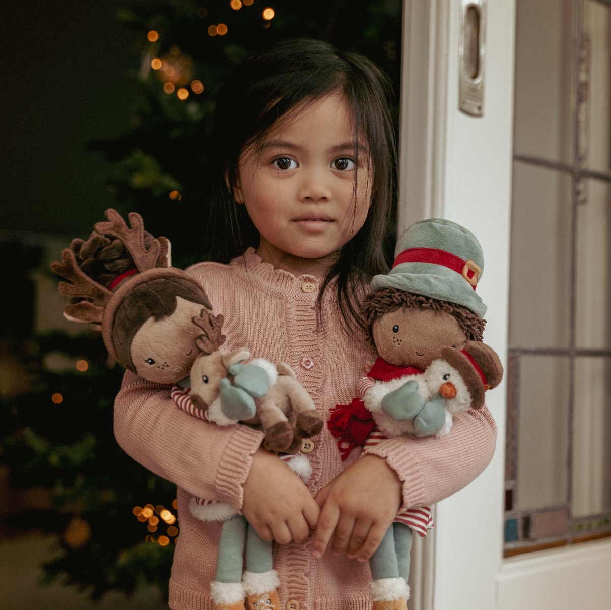 De superschattige knuffelpop Evi van Little Dutch is er nu ook in een Kerst-versie! Deze superschattige pop is een unieke aanwinst in de knuffelcollectie van je kleintje en voegt een vleugje magie toe aan de feestdagen. VanZus