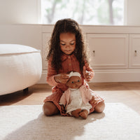 Maak kennis met de schattige babypop Noa van het Nederlandse merk Little Dutch. De bruin gekleurde pop draagt een pakje met roze vestje en hoofdbandje, incl. flesje en speen. Superleuk als cadeau. VanZus