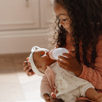 Maak kennis met de schattige babypop Noa van het Nederlandse merk Little Dutch. De bruin gekleurde pop draagt een pakje met roze vestje en hoofdbandje, incl. flesje en speen. Superleuk als cadeau. VanZus