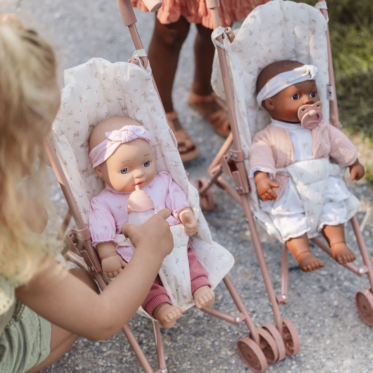 Maak kennis met de schattige babypop Lily van het Nederlandse merk Little Dutch. De pop draagt een klassiek roze pakje met een roze hoofdbandje. Wordt geleverd met een flesje en speen. Superleuk als cadeau. VanZus