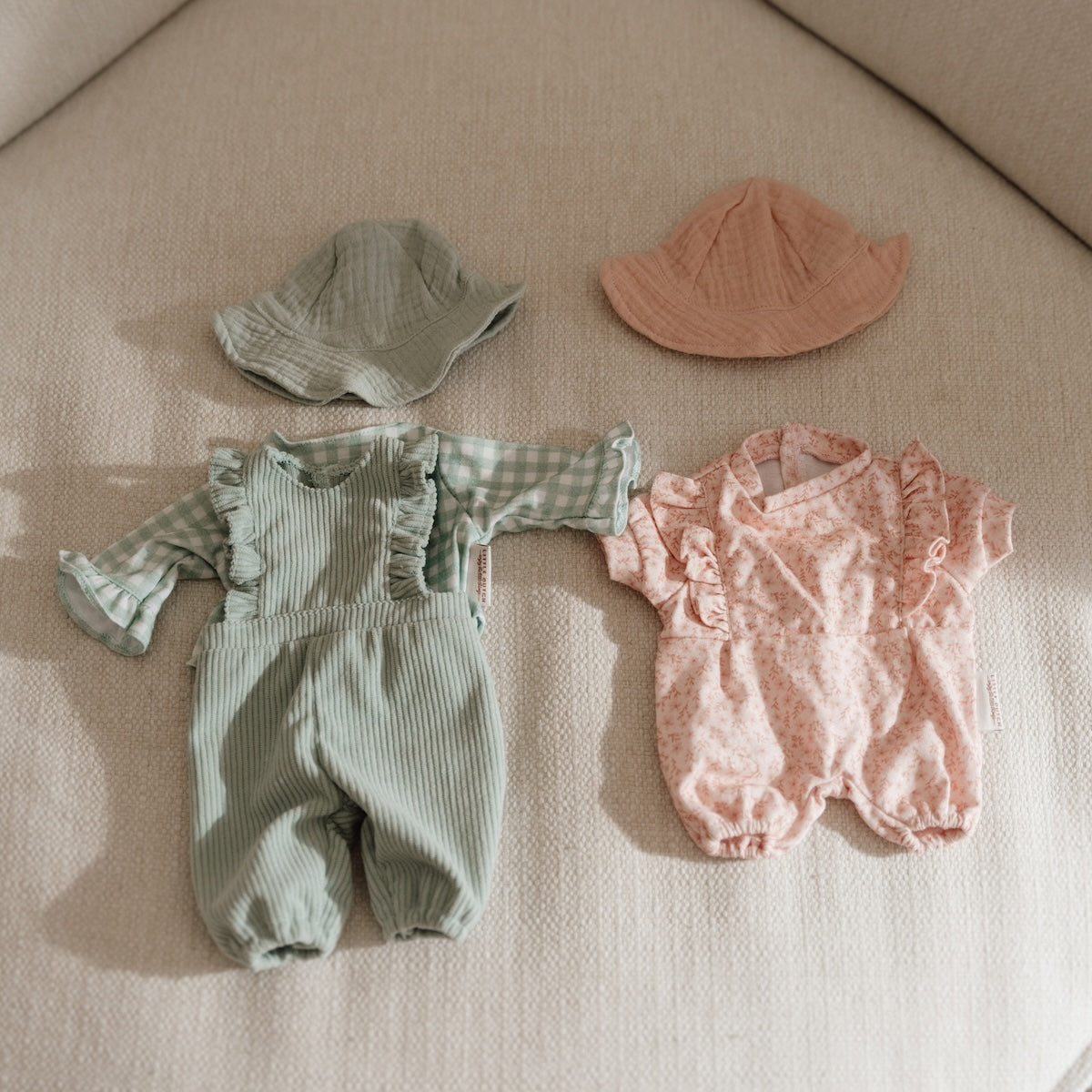 Kleed je babypop in stijl met de kleertjes in de kleur green check van Little Dutch. Voor speciale gelegenheden of gewoon tijdens het spelen. De set bestaat uit een blouse, tuinbroek en hoedje. VanZus