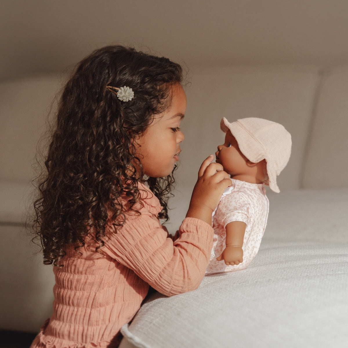 Kleed je babypop in stijl met de kleertjes in de kleur pink floral van Little Dutch. Voor speciale gelegenheden of gewoon tijdens het spelen. De set bestaat uit een roze onesie met bloemenprint en een hoedje. VanZus