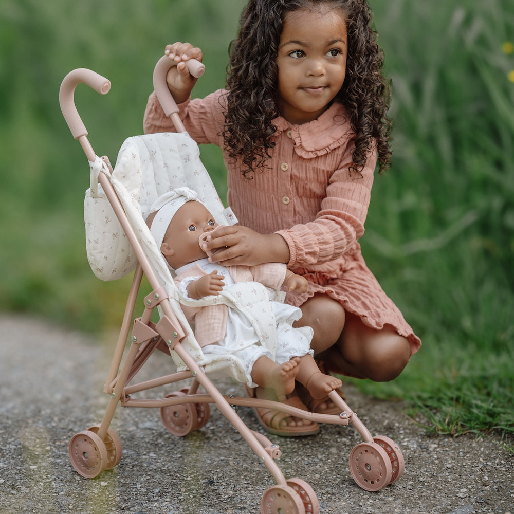 Voor kleine poppenouders die op avontuur willen met de pop: de metalen poppenbuggy van Little Dutch. Rijdt soepel, met handig riempje zodat de pop blijft zitten en met handige inklapfunctie. VanZus 