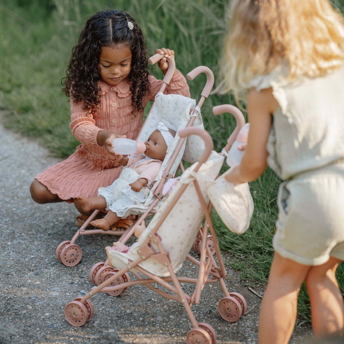 Voor kleine poppenouders die op avontuur willen met de pop: de metalen poppenbuggy van Little Dutch. Rijdt soepel, met handig riempje zodat de pop blijft zitten en met handige inklapfunctie. VanZus 