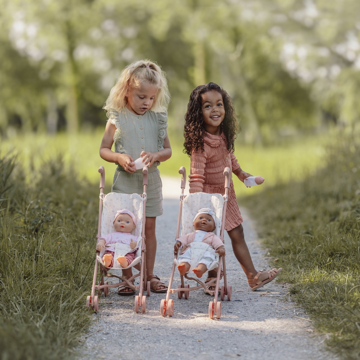 Voor kleine poppenouders die op avontuur willen met de pop: de metalen poppenbuggy van Little Dutch. Rijdt soepel, met handig riempje zodat de pop blijft zitten en met handige inklapfunctie. VanZus 