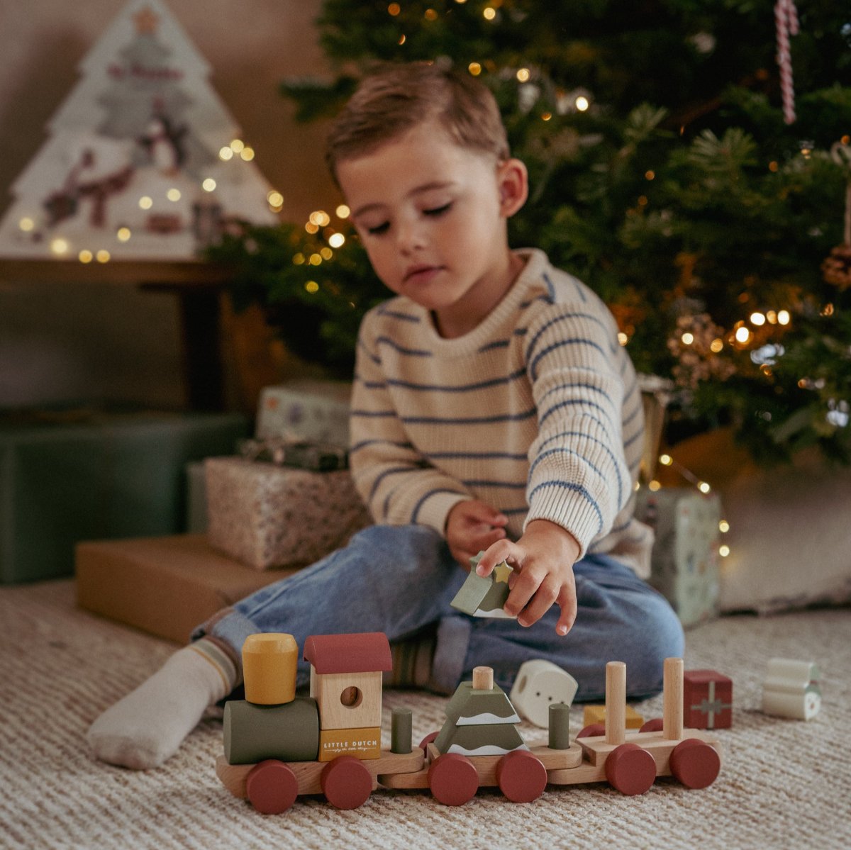 Tjoek, Tjoek, de kerst blokkentrein van Little Dutch rijdt voorbij! De trein bestaat uit een sneeuwpop, kerstboom en verschillende stapelblokken en is een perfect cadeautje voor onder de kerstboom. VanZus