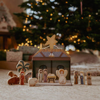 Urenlang speelplezier met deze schattige koffer kerststal van Little Dutch. De stal bestaat uit figuren van het traditionele kerstverhaal. Daarnaast is de set gemakkelijk mee te nemen en op te bergen. VanZus