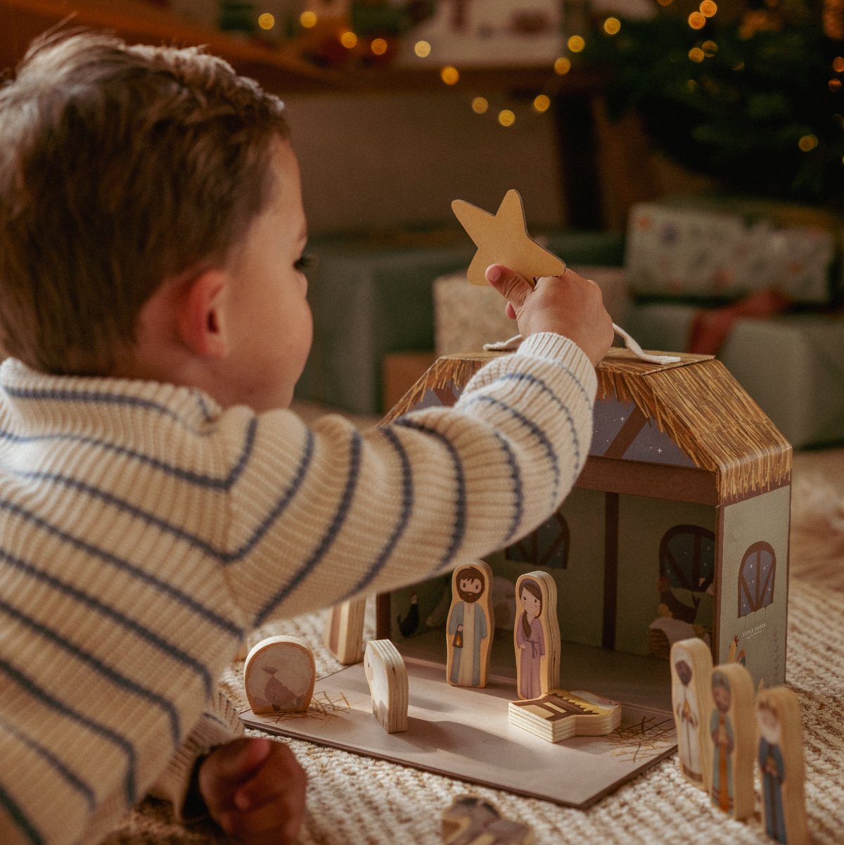 Urenlang speelplezier met deze schattige koffer kerststal van Little Dutch. De stal bestaat uit figuren van het traditionele kerstverhaal. Daarnaast is de set gemakkelijk mee te nemen en op te bergen. VanZus