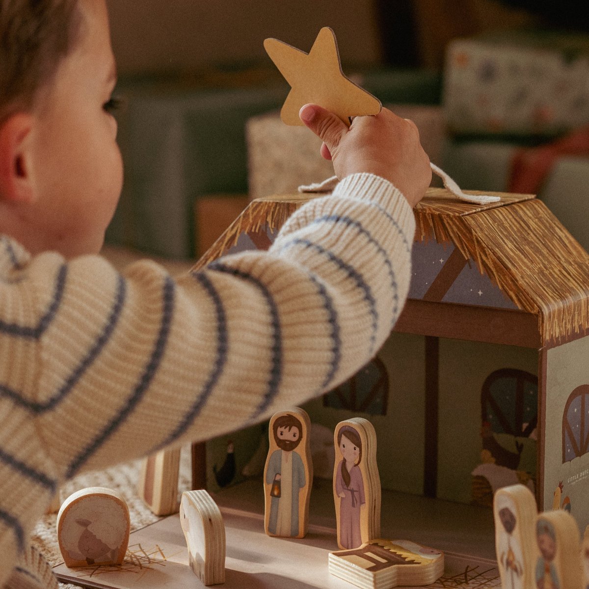 Urenlang speelplezier met deze schattige koffer kerststal van Little Dutch. De stal bestaat uit figuren van het traditionele kerstverhaal. Daarnaast is de set gemakkelijk mee te nemen en op te bergen. VanZus