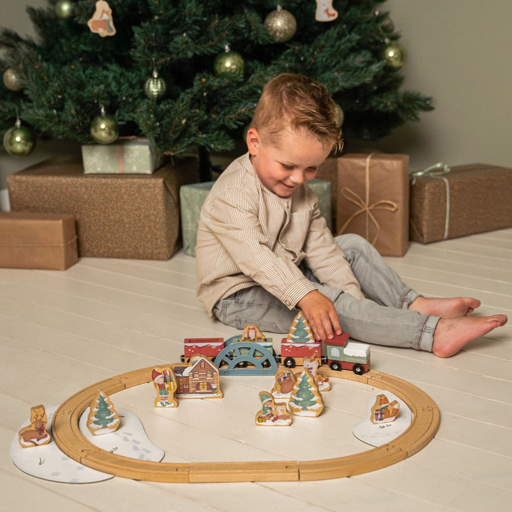 Tjoek tjoek! De kersttrein komt eraan! Help de Kerstman met het rondbrengen van de cadeautjes voor Kerst met deze superleuke houten treinbaan van Little Dutch. VanZus