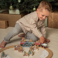 Tjoek tjoek! De kersttrein komt eraan! Help de Kerstman met het rondbrengen van de cadeautjes voor Kerst met deze superleuke houten treinbaan van Little Dutch. VanZus