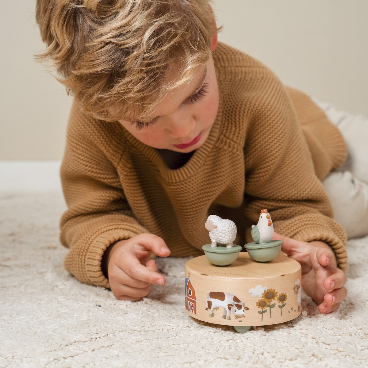 Met het houten muziekdoosje creëer je een moment van rust en ontspanning voor je kindje. De muziekdoos van Little Dutch uit de little farm collectie heeft mooie illustraties en lieve diertjes bovenop. VanZus