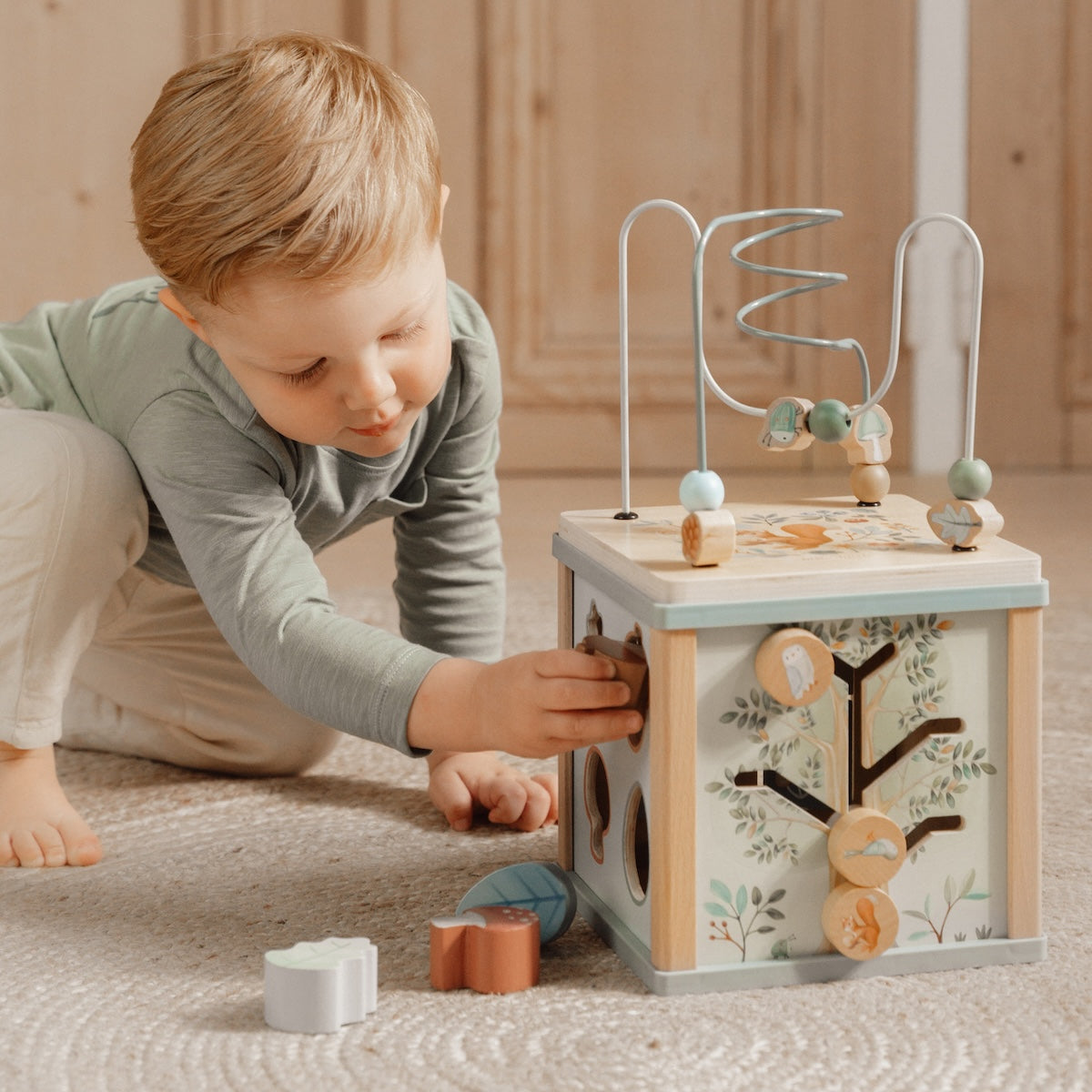 De Little Dutch houten activiteitenkubus uit de forest friends collectie zit vol verrassingen. De veelzijdige houten kubus biedt aan elke zijde een nieuwe uitdaging voor je kleintje. Met de mooie diertjes en plantjes worden de forest friends tot leven gebracht. VanZus